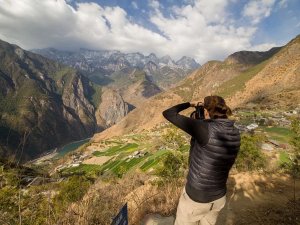 Tourist fotografiert die Tiger Leaping Gorge in China