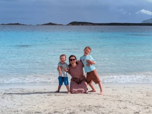 Kinder am Strand in Sardinien, Italien