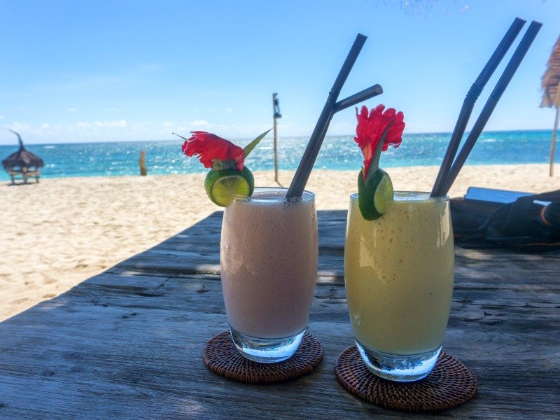 Cocktails am Strand von Senggigi genießen