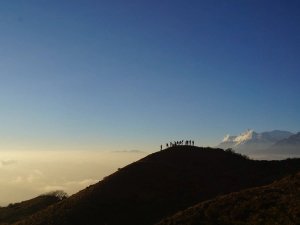 Silhouette einer Trekking Gruppe auf einem Berg in Nepal