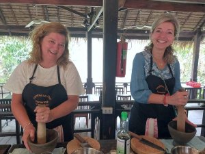 Touristen beim Kochkurs in Luang Prabang Laos