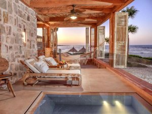 Zimmer Terrasse direkt am Strand mit Liegen und Pool