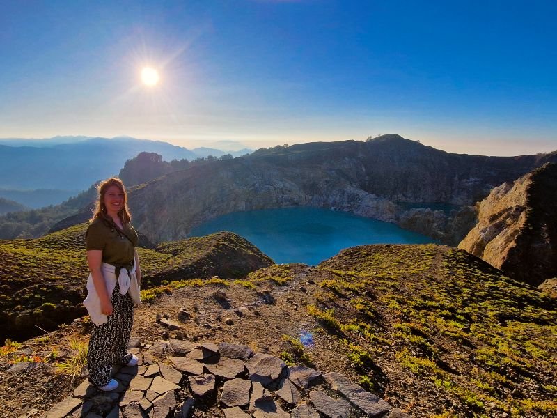https://cdn.erlebe.de/wp-content/uploads/sites/33/2024/07/Indonesia-Flores-Kelimutu-traveler.jpg