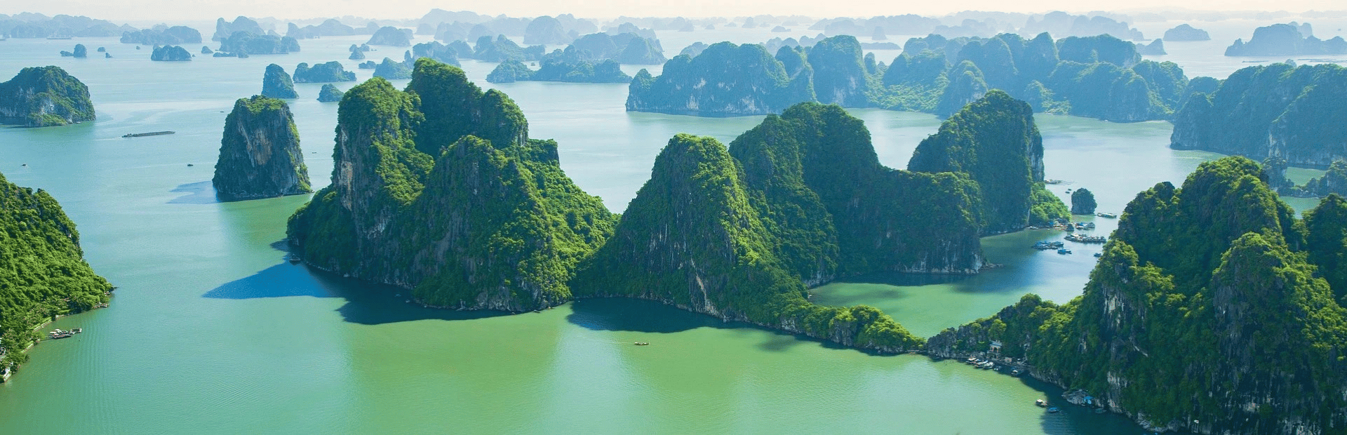 Grüne Berge in der Halong Bucht in Vietnam