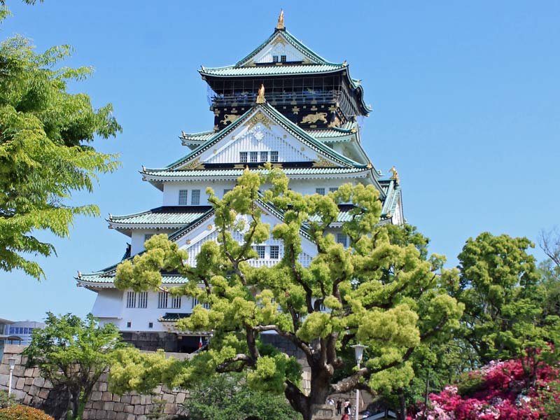 Osaka Burg von außen bei blauem Himmel