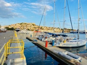 Griechenland Kavala Hafen Steeg mit Segelbooten