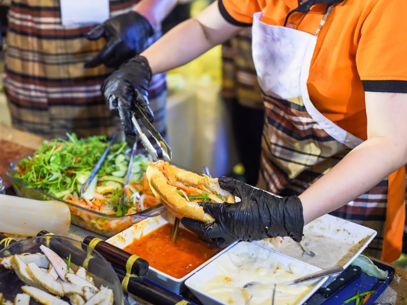 Banh Mi wird in einem Restaurant zubereitet