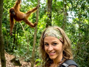 Touristin trifft im Dschungel auf Orang Utan