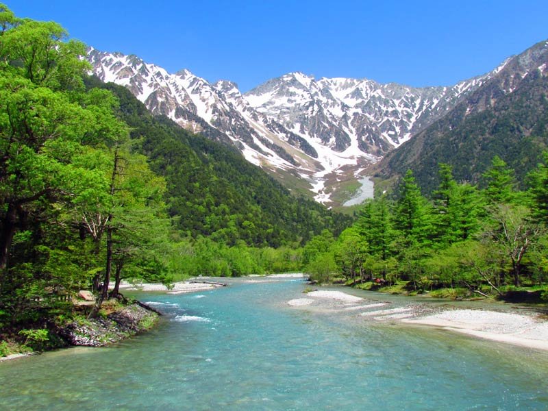 Fluss im Tal der Kamikochiberge in den japanischen Alpen
