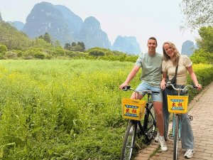 Paar beim Fahrradfahren in Yangshuo