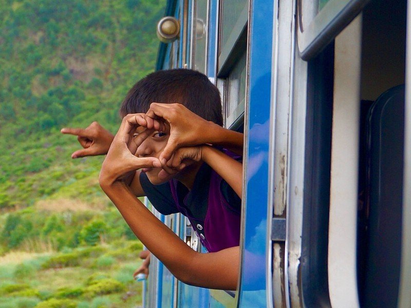 Einheimischer Junge im Zug in Sri Lanka