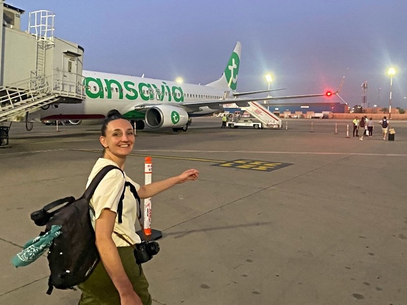 Reisende am Flughafen in Marokko