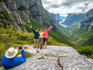 Gruppenfoto vor beeindruckender Kulisse des Gros Morne Nationalparks in Kanada