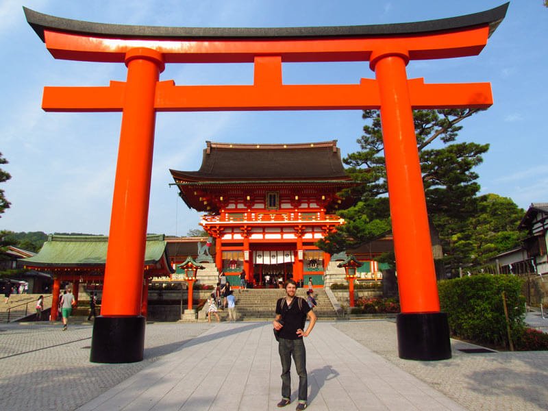 Vor dem roten Fushimi Inari-Taisha Schrein in Kyoto