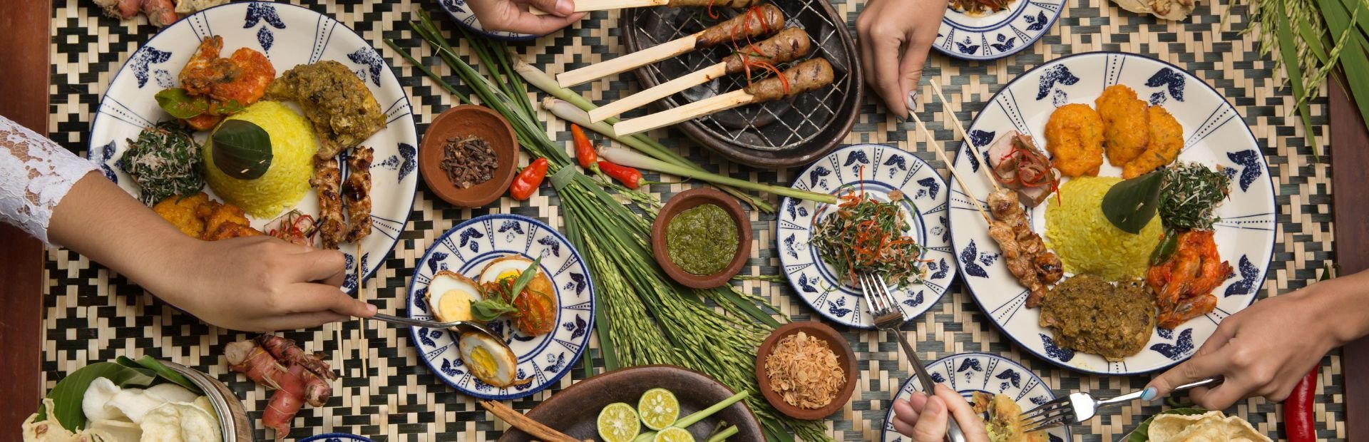Tisch voll mit traditionellem Essen auf Bali, Indonesien