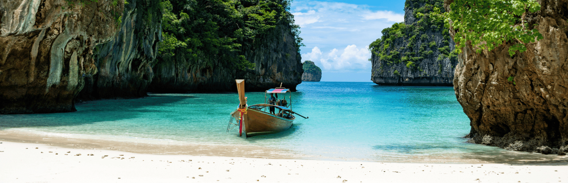 Longtailboote vor dem James Bond Felsen in Thailand
