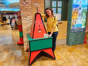 Frau posiert am Sapporo Tower