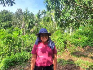 Lachende Thailänderin im Wald bei Isaan in Thailand