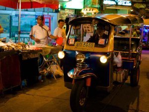 Tuk Tuk vor Garküchen in Chiang Mai