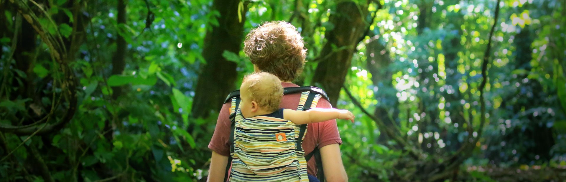 Reisender mit Kind im Regenwald von Costa Rica