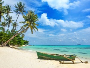 Boot am Palmenstrand von Karimunjawa auf Java, Indonesien