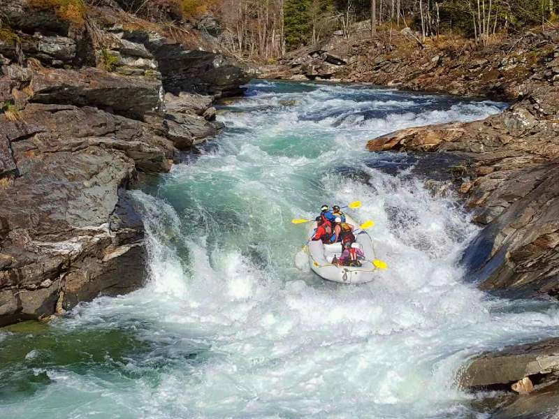 Norwegen Rafting am Fluss an einer Stromschnelle in Voss