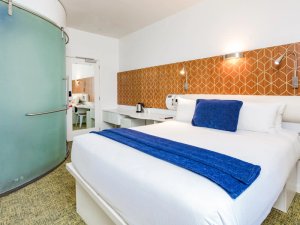 Großes Bett im Hotelzimmer in Christchurch, Neuseeland