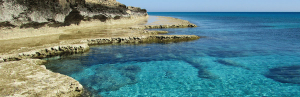Küste mit türkisblauem Meer auf Zypern