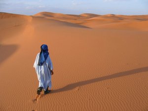 Beduine in der Wüste von Merzouga Marokko