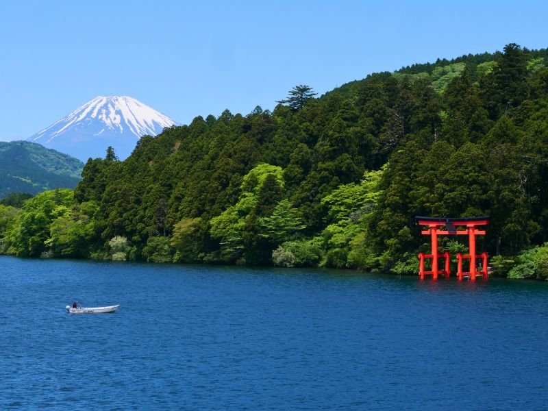 Ashi See mit rotem Torii Schrein am Mount Fuji in Kawaguchiko