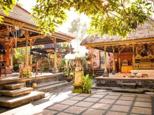 Innenhof des balinesischen Tempelhauses in Indonesien