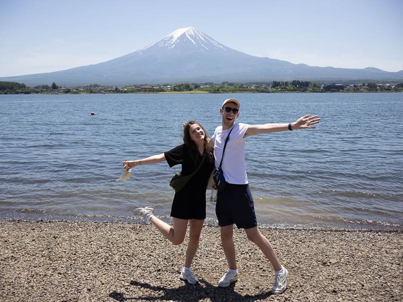 Paar posiert vor Mount Fuji in Kawaguchiko in Japan