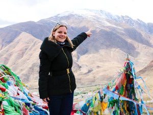 Touristin vor dem Himalaya in Tibet, China