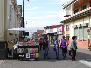 Menschen vor einem Zeitungsstand