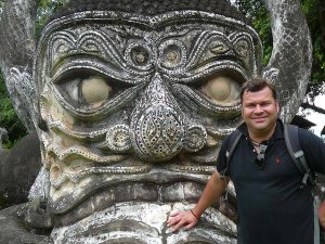 Tourist posiert vor einer Statue im Buddha Park Laos