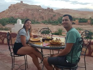 Marokko Ait Benhaddou Blick auf die Kasbah beim Frühstück