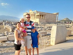 Familie vor der Akropolis in Athen