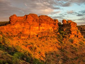 Orange-rote Canyonklippen im goldenen Licht unter einem bewölkten Himmel in Australien