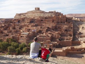 Familie vor der Kasbah in Ait Benhaddou