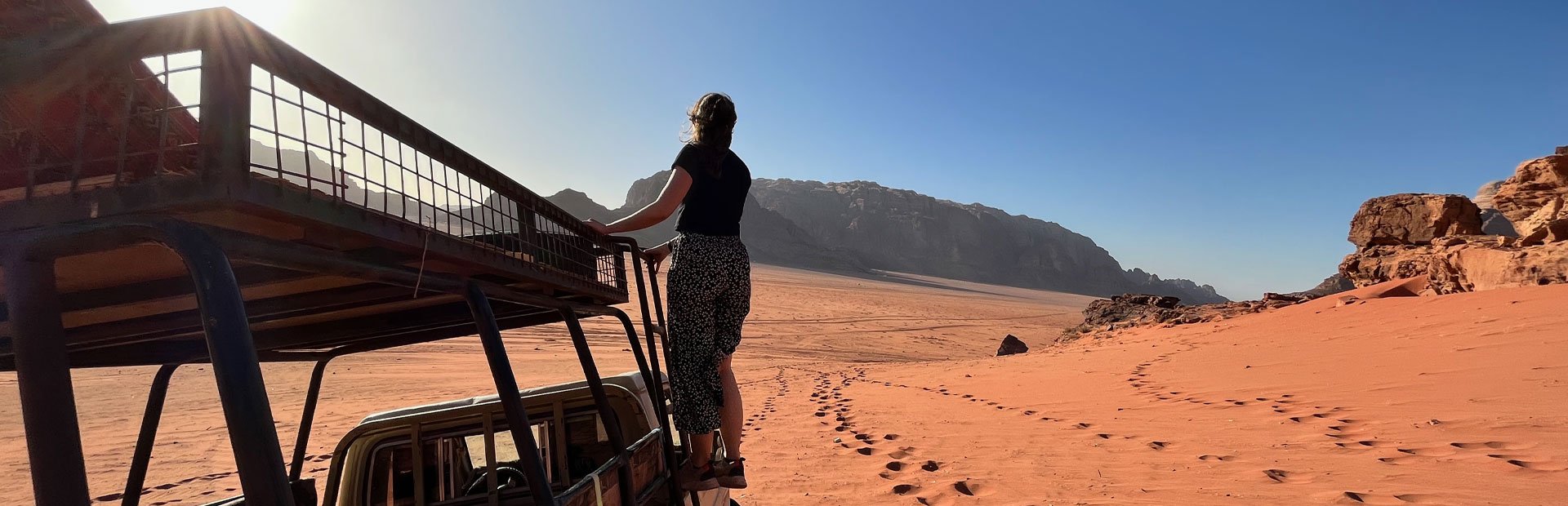 Mensch am Jeep im Wadi Rum Jordanien