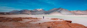 Reisender am See in der Atacama Wüste in Chile