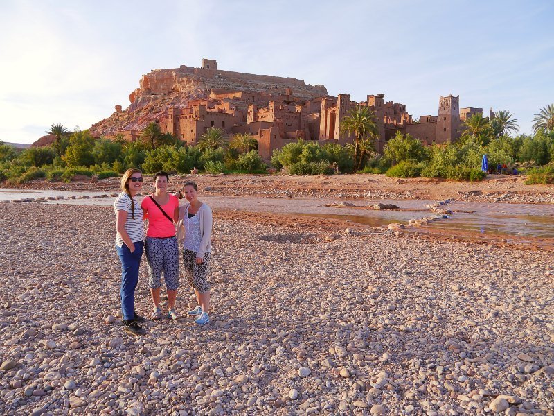 Touristen vor der Kasbah in Ait Benhaddou Marokko