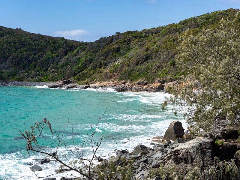 Küstenbucht mit türkisblauem Ozean in Noosa, Australien