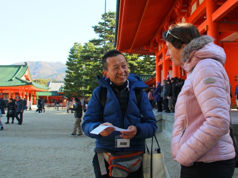 Reisende mit Guide in Tokio