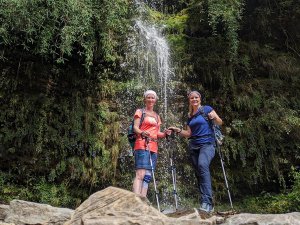 Touristen am Wasserfall beim Trekking in Nepal