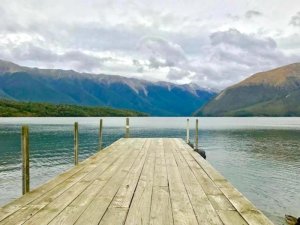 Ausblick vom Holzsteg auf den See in Murchison, Neuseeland