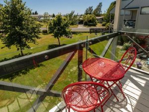 Balkon mit Tisch und Stühlen im Hotel in Te Anau, Neuseeland