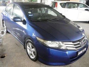 Blauer Mietwagen in Malaysia