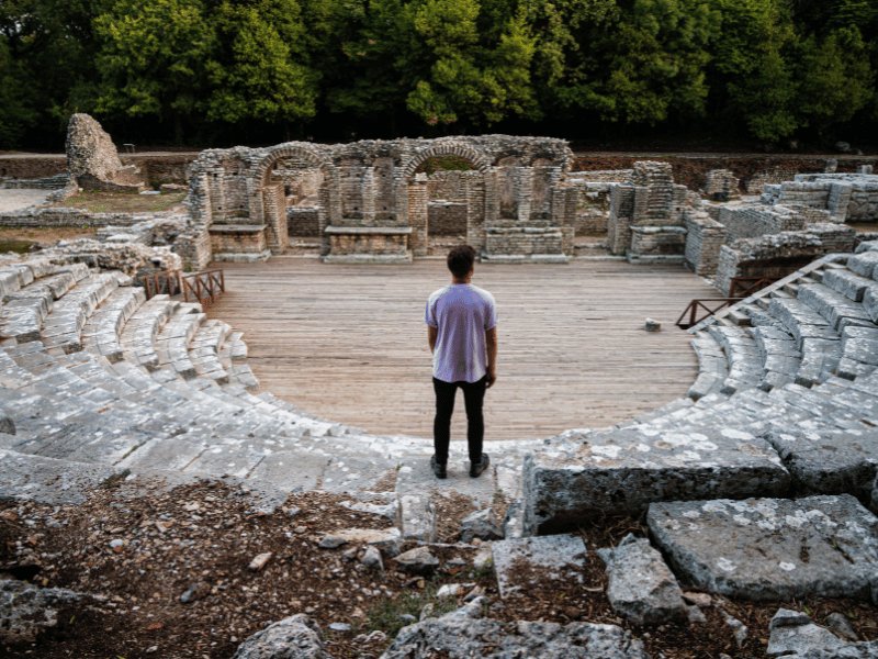 Person in antiker Amphitheather auf der Ksamil Halbinsel blickt zur Bühne, Albanien