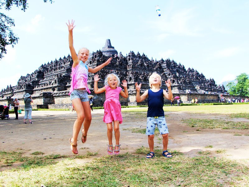 Kinder in Borobudur auf Java